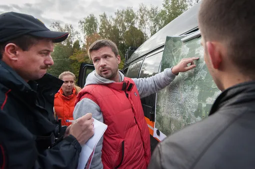 Григорий Сергеев (в центре) на поиске пропавшего человека.