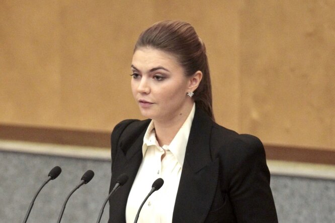 Похудевшая Алина Кабаева с обручальным кольцом защитила гимнасток в прямом эфире