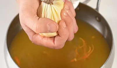Уберите из кастрюли мешочек с апельсинами, отожмите оставшуюся в них жидкость в кастрюлю. Затем добавьте сахар.