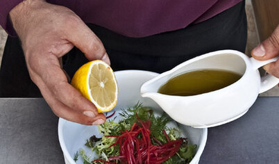 В миске смешайте салат и перец, Заправьте соком лимона, оливковым маслом и бальзамическим уксусом.