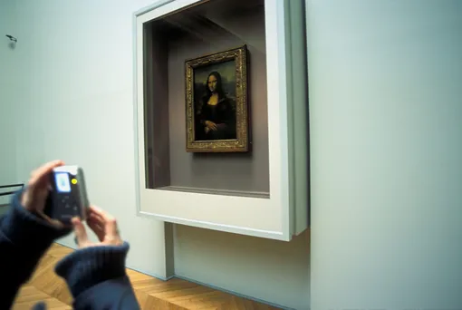 Турист имеет возможность задержаться у портрета Моны Лизы не более 50 секунд
