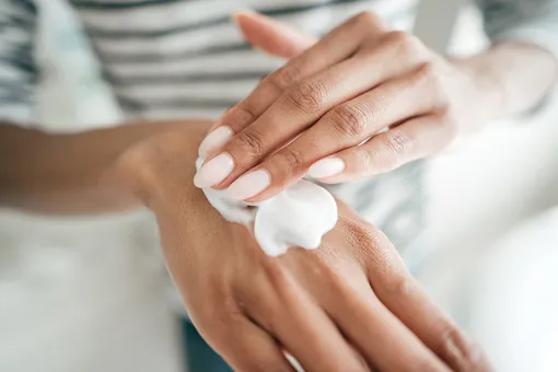 Как правильно наносить крем: советы по бережному уходу за кожей лица
