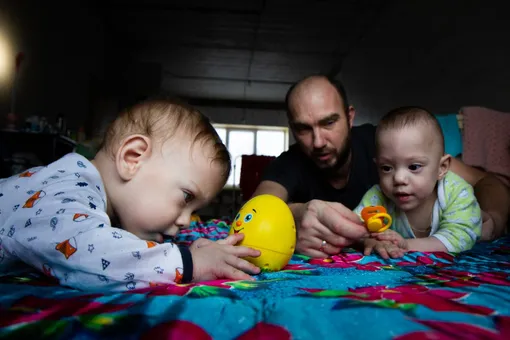 Александр с детьми Мариной и Сережей Фото: Кристина Сырчикова для ТД