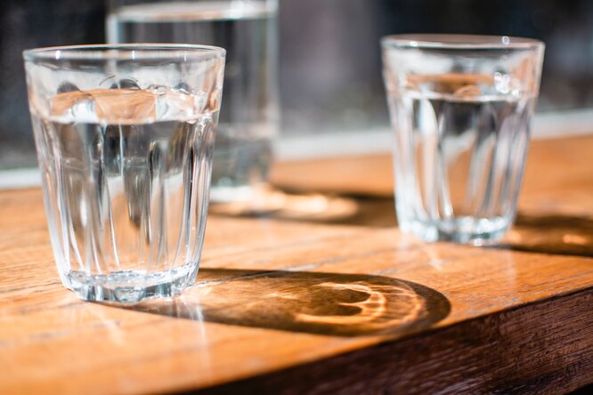Два стакана с водой, сколько воды нужно пить в день