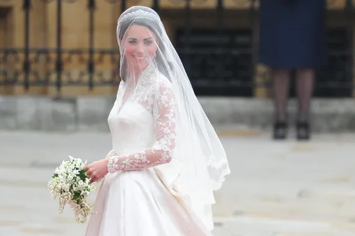 Свадебное платье Кейт Миддлтон стало частью истории. Кто из звёздных невест повторил её образ?