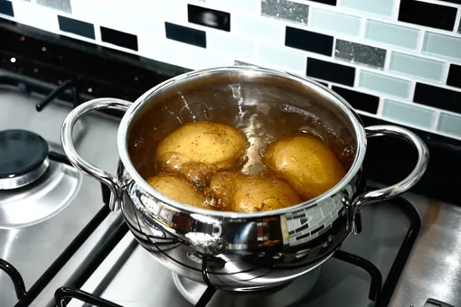 Сколько времени и как правильно варить картошку, как быстро почистить: лайфхаки от шеф-повара