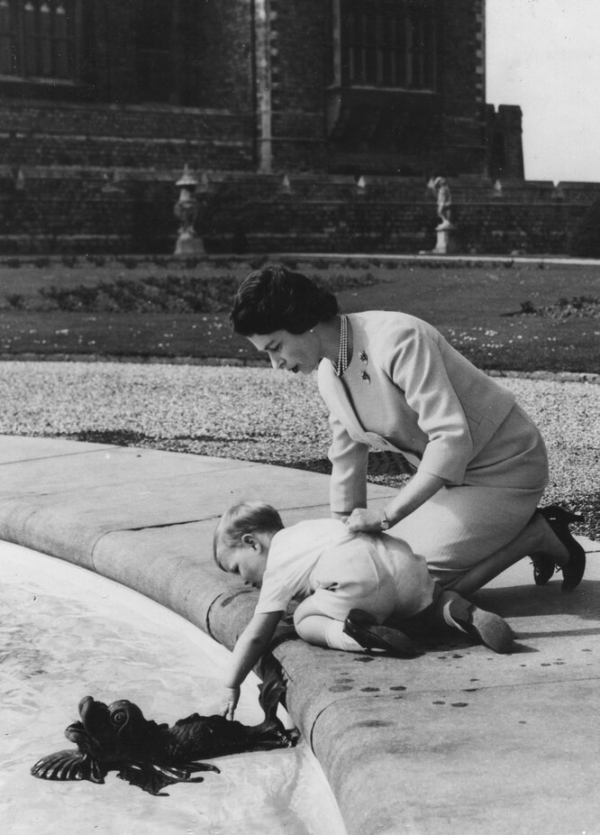Королева Елизавета II с сыном — принцем Эндрю, начало 1960-х королева Елизавета II