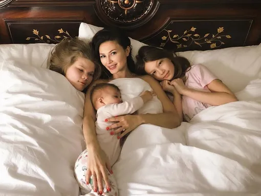 Ольга Ушакова с дочерьми
