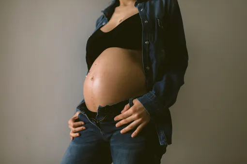 Беременная женщина со смуглой кожей