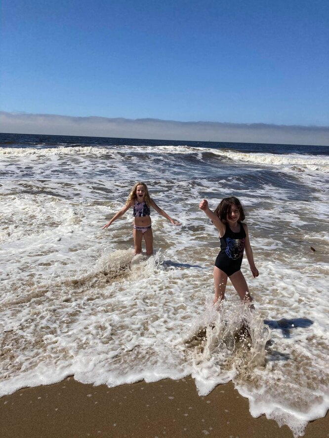 Хэйли на пляже со своей сестрой