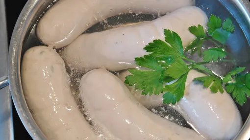 Сосиски заливают холодной водой, чтобы они не лопнули из-за перепада температур