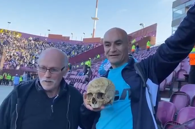 Аргентинский болельщик выкопал из могилы череп деда, чтобы его команда победила