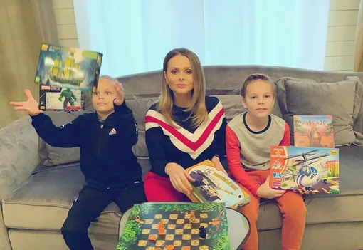 Ксения Новикова с сыновьями Мироном и Богданом фото