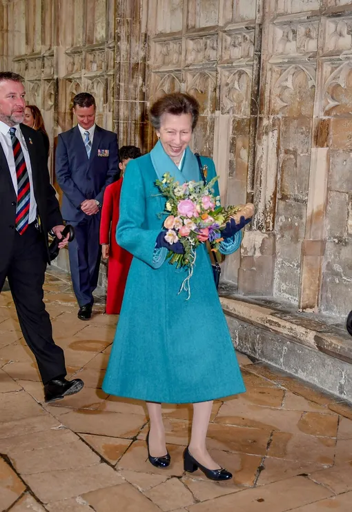 Здесь принцесса Анна следует тенденции, заданной её матерью, королевой Елизаветой: яркое бирюзовое пальто и аксессуары тёмно-синего цвета. Всё тёмно-синее, даже если ваш монитор показывает чёрное