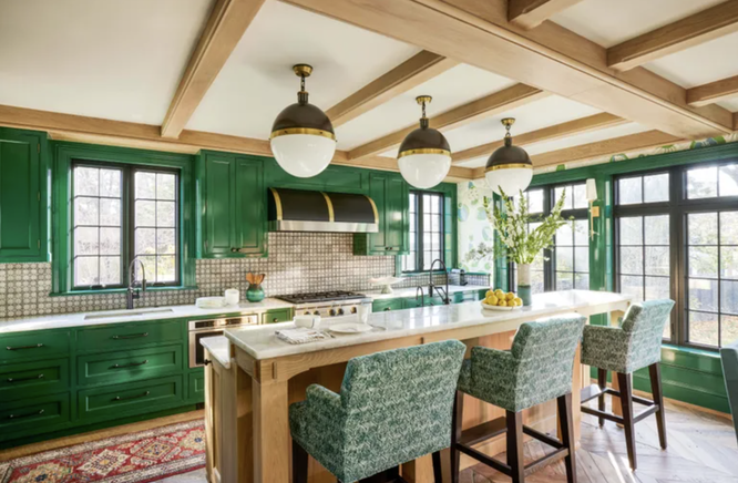 Сочетание светлых и тёмных оттенков зелёного цвета в дизайне кухни