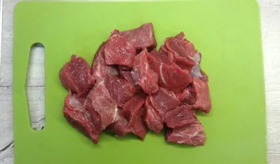 Нарежьте мясо кусочками примерно 2х2 см.