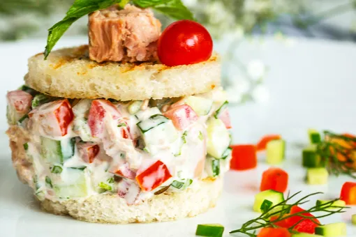 Вместо селёдки под шубой и «Мимозы»: готовим на год Дракона красивые и вкусные салаты с рыбой