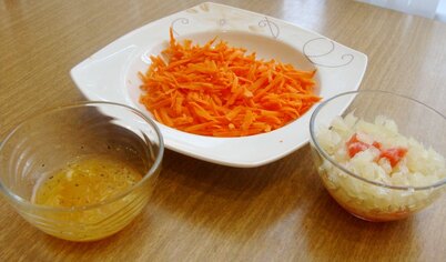 Натираем морковь на крупной терке. Готовим маринад: чеснок измельчаем, добавляем соль и перец, растираем. Вливаем сок апельсина и масло (можно добавить немного апельсиновой цедры). Все перемешиваем и заливаем морковь маринадом на 15-20 минут. 
Мякоть помело режем на небольшие кубики, убирая пленку.