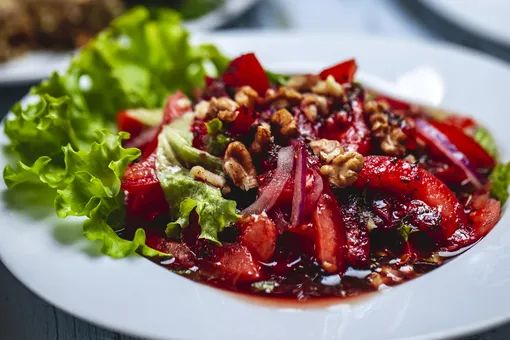 Дёшево, быстро и просто: 3 рецепта вкусных салатов со свёклой на праздник