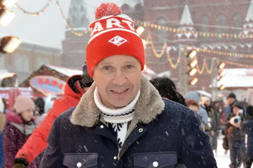 «Начинать никогда не поздно»: 53-летний Евгений Миронов учится кататься на коньках