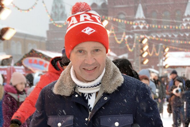 «Начинать никогда не поздно»: 53-летний Евгений Миронов учится кататься на коньках