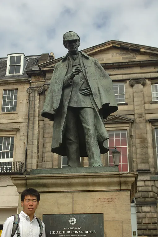 Памятник Артуру Конан Дойлю в родной Шотландии