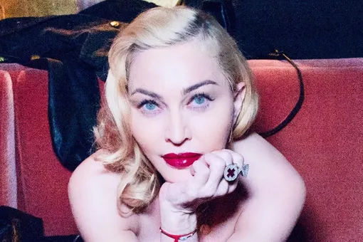 Топлес даже с костылем: 61-летняя Мадонна восхитила поклонников снимком в трусиках