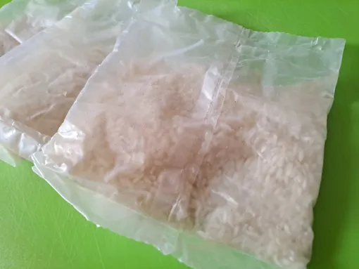 Не готовьте несколько пакетиков в маленькой кастрюльке — рис сильно
