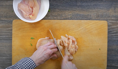 Нарежьте курицу небольшими кусочками. Смажьте форму для выпечки маслом или выстелите фольгой. Включите духовку на 175 градусов.
Посыпьте курицу приправой для фахиты, перемешайте и переложите на фольгу. Поставьте в духовку и запекайте около 5 минут.