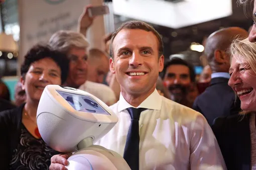 Президент Франции потратил на услуги визажиста 26 тысяч евро