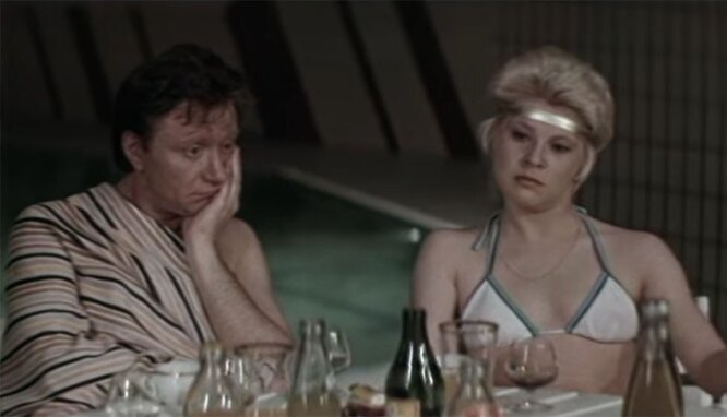 Советская актриса Татьяна Догилева в белом раздельном купальнике
