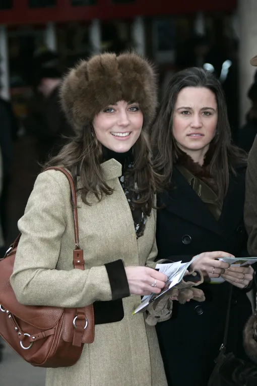 Кейт Миддлтон и её сестра Пиппа в 2006 году