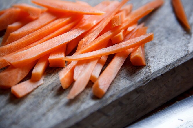Морковь, запеченная с орешками пекан