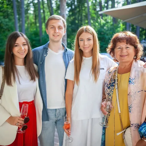 Наталья Подольская, сестра-близнец Юлиана, брат Андрей и сестра Татьяна