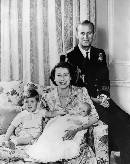 Королева Елизавета II с мужем, сыном и дочерью