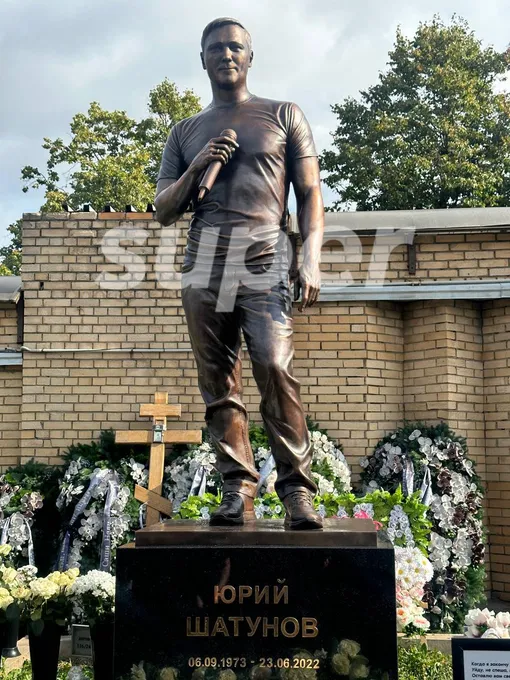 Памятник Юрию Шатунову