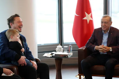Илон Маск с ребёнком на встрече с президентом Турции