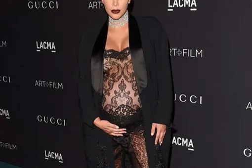 Ким Кардашьян вышла в свет на восьмом месяце беременности в «голом» платье