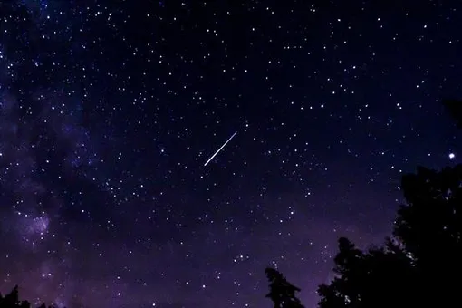 «Светящийся белый шар протаранил небо»: в Красноярском крае упал метеорит (видео)