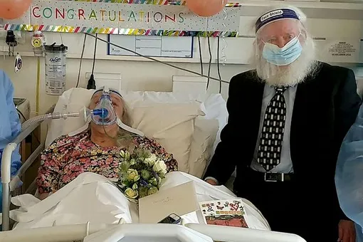 Любви нет преград: 88-летняя невеста вышла замуж за 78-летнего жениха в больнице