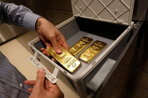 Уборщик в аэропорту Сеула нашел в мусоре 6 золотых слитков