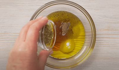 Первым делом готовим заправку для греческого салата. Для этого очищаем чеснок от шелухи и жёсткого основания и тонко нарезаем. В небольшой контейнер с крышкой наливаем оливковое масло, добавляем лимонный сок, чеснок и приправы. После этого контейнер закрываем крышкой — плотно, чтобы не вышло конфуза — и встряхиваем для того, чтобы заправка перемешалась. Первым делом готовим заправку для греческого салата. Для этого очищаем чеснок от шелухи и жёсткого основания и тонко нарезаем. В небольшой контейнер с крышкой наливаем оливковое масло, добавляем лимонный сок, чеснок и приправы. После этого контейнер закрываем крышкой — плотно, чтобы не вышло конфуза — и встряхиваем для того, чтобы заправка перемешалась.