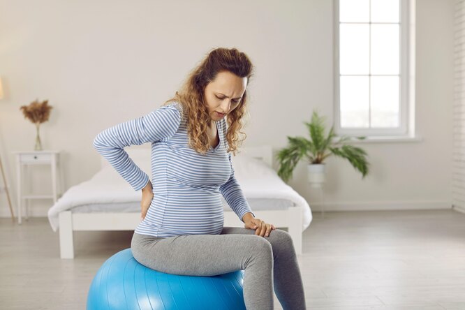 Těhotná žena sedí na fitball