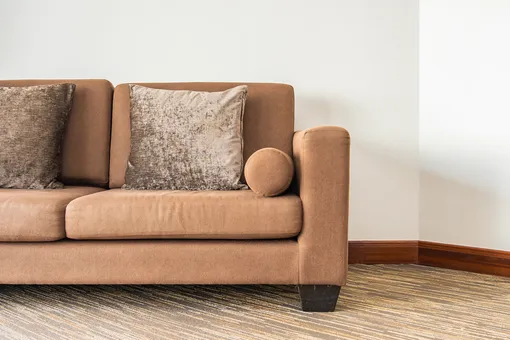 Золотисто-коричневый диван фото