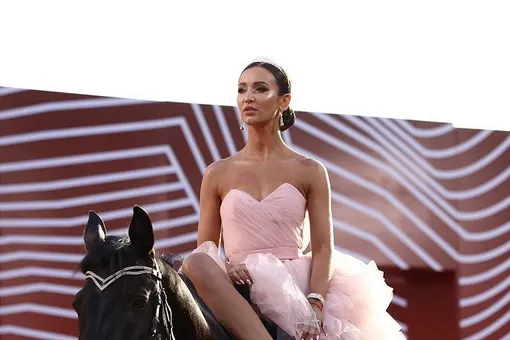 «А принц где потерялся?» Ольга Бузова выехала на красную дорожку премии «МУЗ-ТВ» на коне