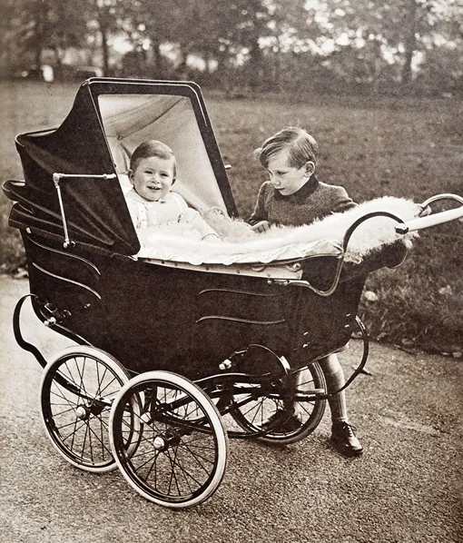 Принцы Чарльз и Эндрю в детстве. Королевские биографы утверждают, что братья всегда были полной противоположностью