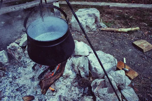 «Ставим кирпичи, подвешиваем чан и варим суп»: ростовчанка рассказала, как живет с двумя детьми на 83 рубля в день