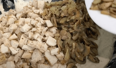 В загустевший соус выложите обжаренные грибы с луком и курицу.