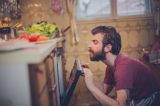 Место мужчины на кухне: почему мы толстеем