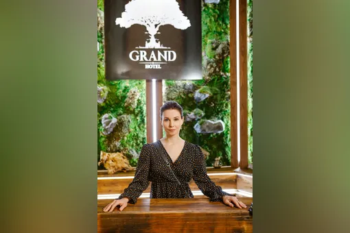 1500 бутылок вина в погребе, живой мох, водопад в ресторане: на телеканале «Супер» стартует новый «Гранд»